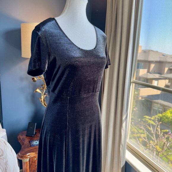 90s Vintage Black Velvet Maxi Dress - Picture 4 of 16